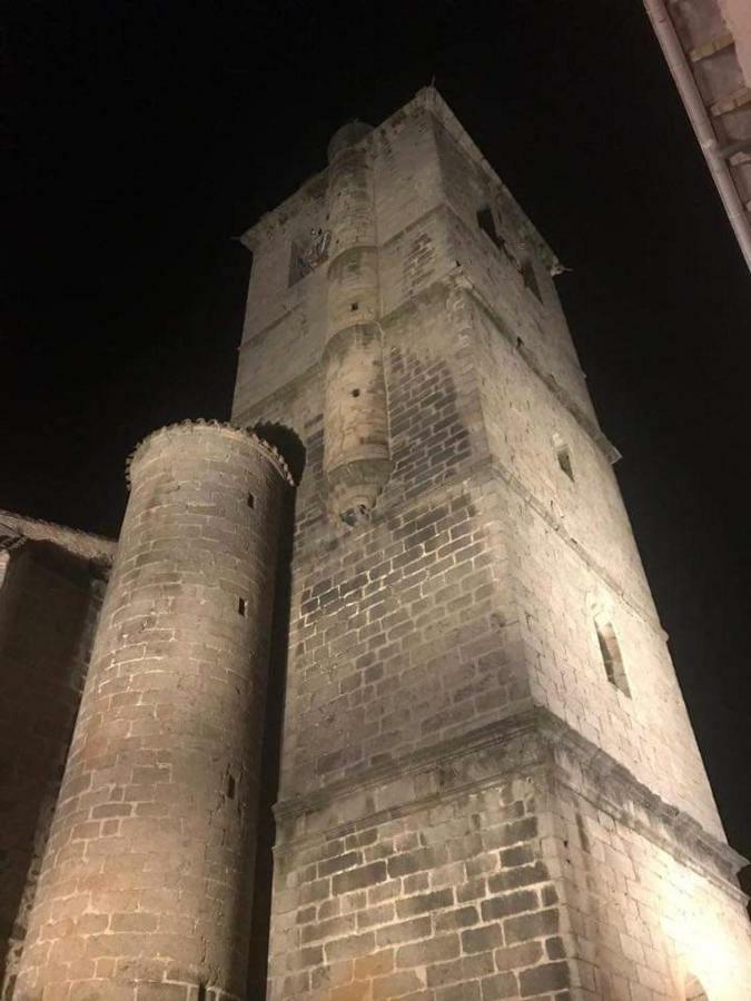 Los Callejones Arenas de San Pedro Bagian luar foto